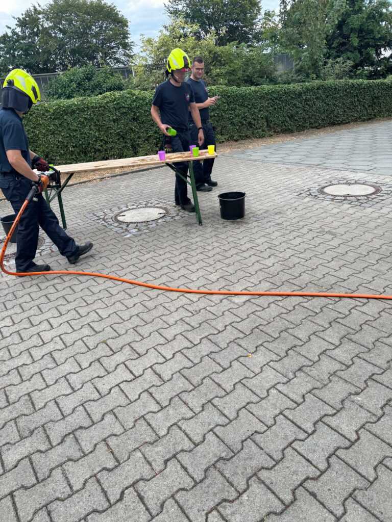 Schulung im Umgang mit TH-Equipment.