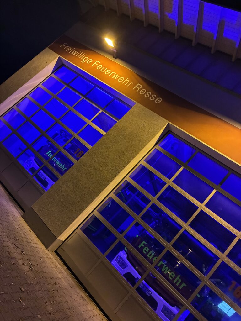 Beleuchtete Fahrzeughalle.