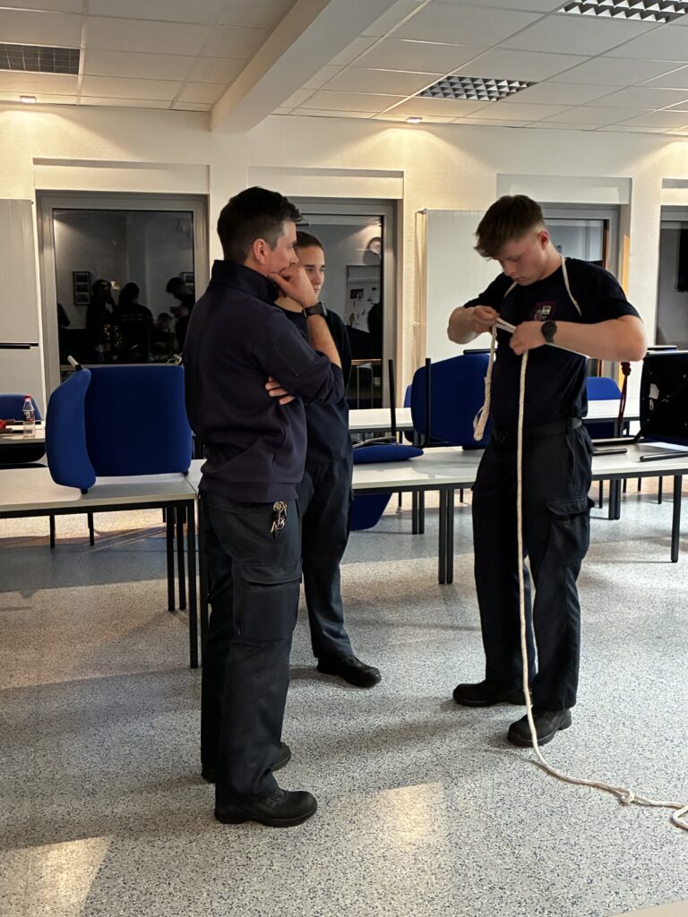 Ausbildung Knoten & Stiche.