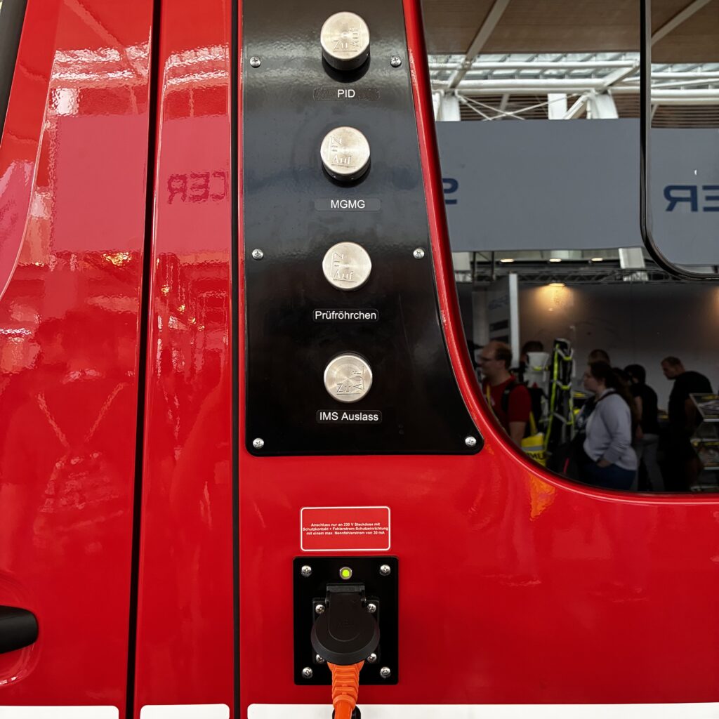 Ansaugstutzen linke Fahrzeugseite.