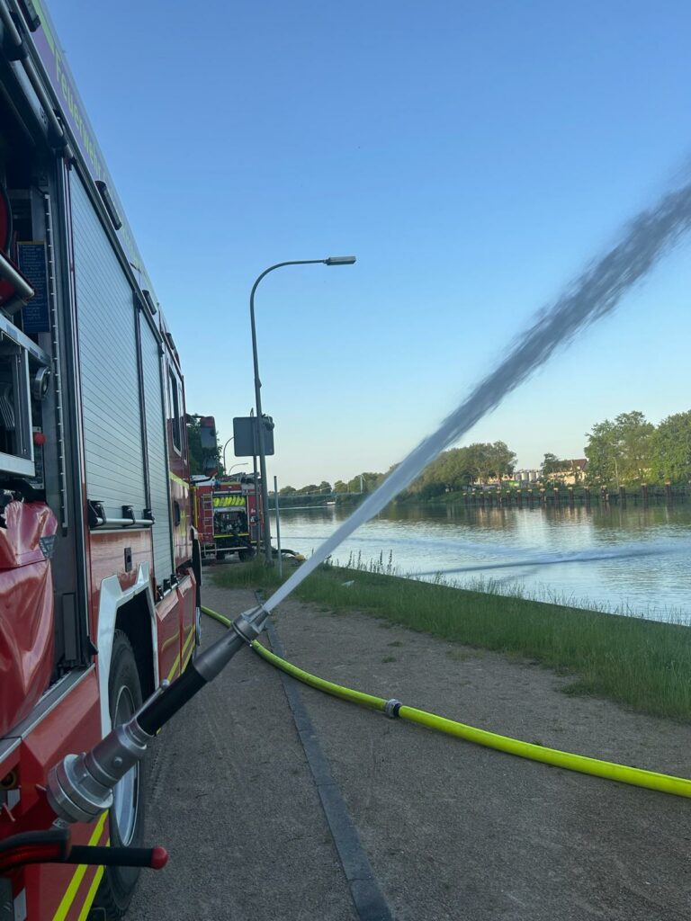 Wasserabgabe vom HLF.