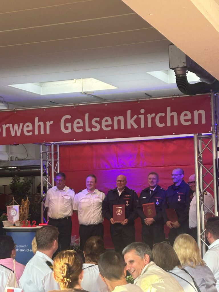 Übergabe des Feuerwehr-Ehrenzeichens