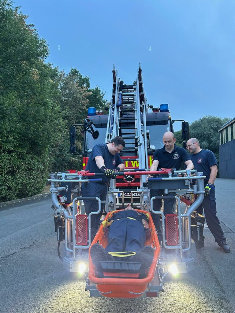Umgerüsteter Rettungskorb Mit Person